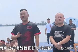 现场中国球迷狂喊“C罗C罗”，正在热身的C罗鼓掌回应？